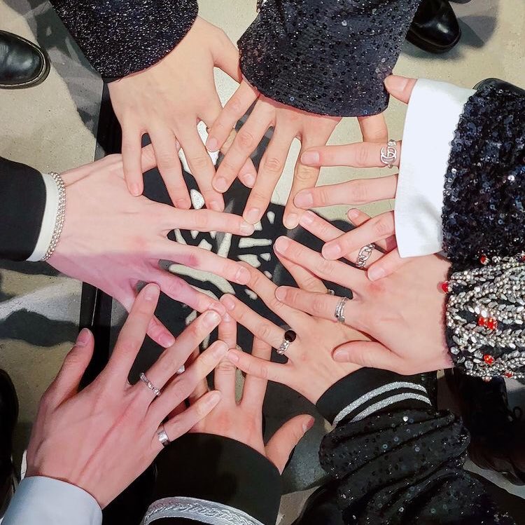 iza4ro0's tweet photo. I vote #straykids  #MAMAVOTE 
UN TWT ES UN VOTO MÁS! 🔴
ÁNIMO #stay https://t.co/Q6ApW0nqqc