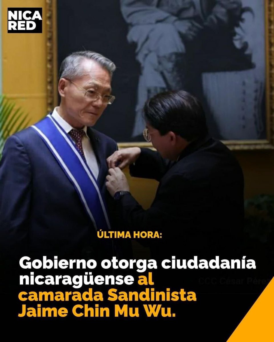 FloryCantoX's tweet photo. 😍 AMOR CON AMOR SE PAGA

El Gobierno de #Nicaragua otorga ciudadanía nicaragüense al Sr. Jaime Chin Mu Wu, quien en su tiempo como diplomático se enamoró de la tierra de lagos y volcanes y es un creyente del proyecto revolucionario. https://t.co/d5cj13VGzn