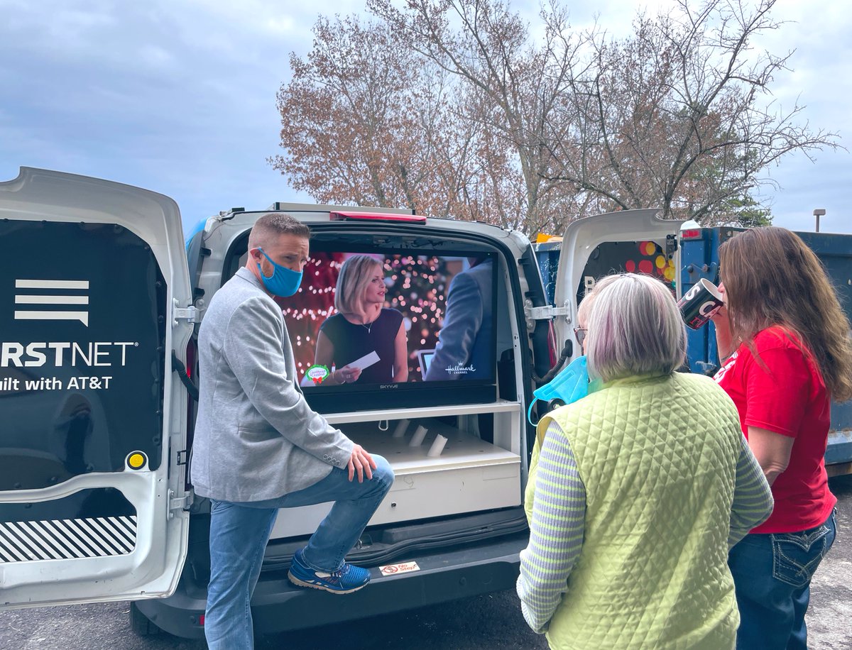 TheSignatureGuy's tweet photo. When we consistently hear that healthcare workers don’t have a lot of free time to relax and unwind, we show them how to kickback and chill with DirecTV Stream 🏥📺💫 https://t.co/v6KeInhFT5