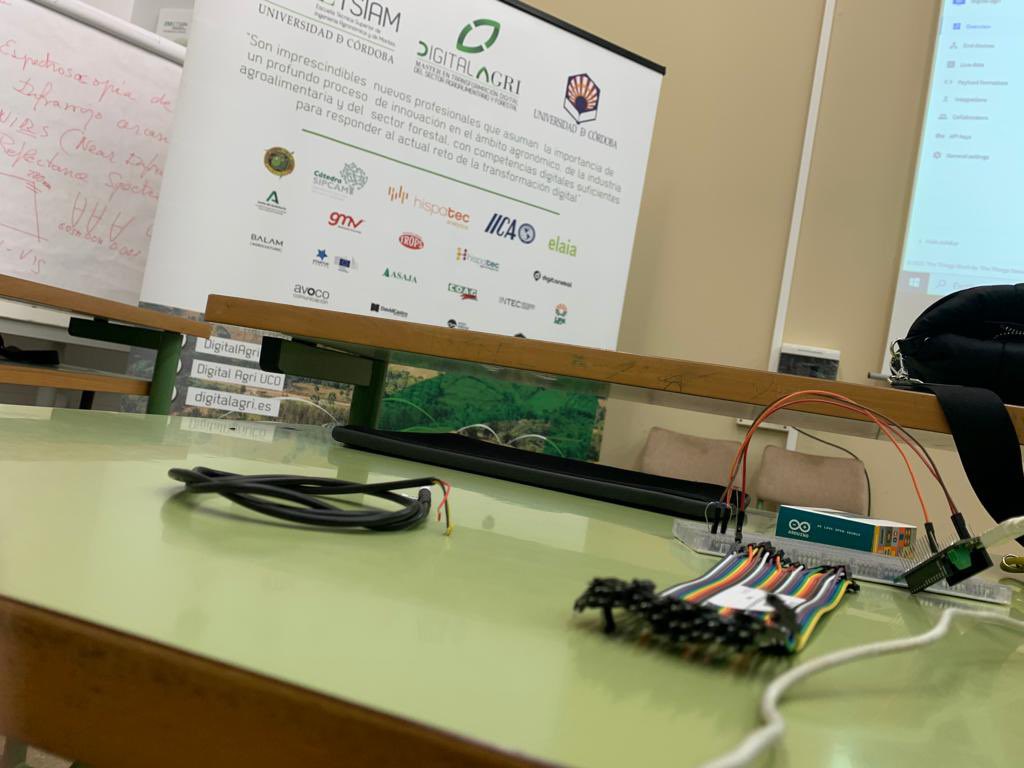 DigitalAgriUCO's tweet photo. 🗣Hoy en @DigitalAgriUCO nuestro alumnado sigue avanzando en el módulo 3: #IoT en el sector agroalimentario, forestal y desarrollo rural. Industria 4.0
Ejemplos y aplicaciones #Arduino - Subida de datos  ☁️ 
▫️Placa MKR WAN #LoRaWan + Sensor iluminación + sensor de tª DS18B20 https://t.co/AFPGrO4MHg