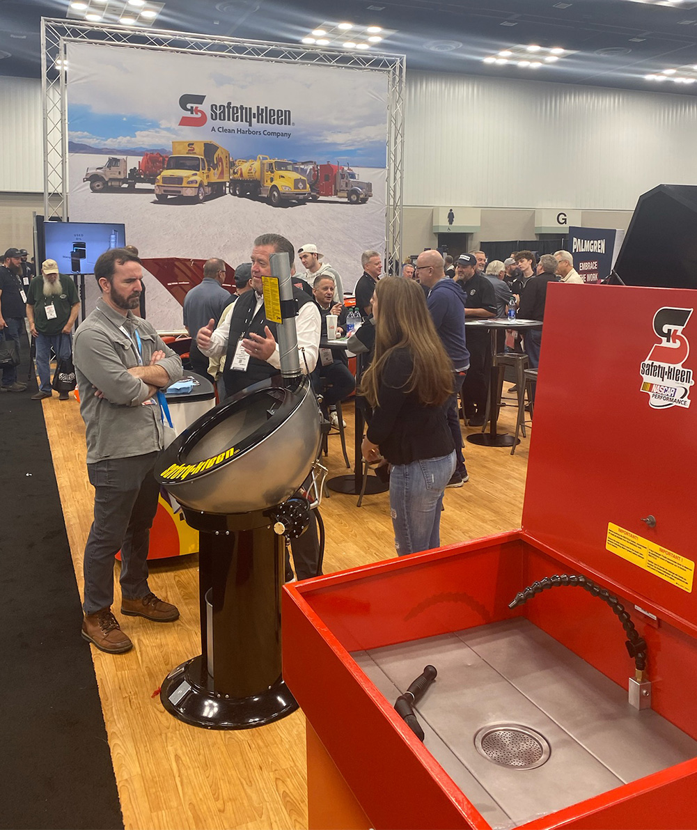 SafetyKleen's tweet photo. Still a lot of people to see here at the Performance Racing Industry show in Indianapolis! @prishow #pri2021 https://t.co/i7c5ovAlCn