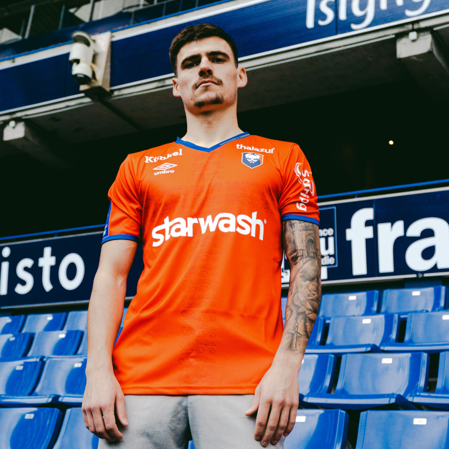 RMCsport's tweet photo. 🎁 RMC Sport vous fait gagner le maillot collector du Stade Malherbe de Caen qui sera porté, ce soir, contre Guingamp.

👉 Pour participer : RT ce tweet + follow @RMCsport

🍀 Bonne chance à tous !

@smcaen @umbrofrance #TeamSMC https://t.co/WscyUTwY8a