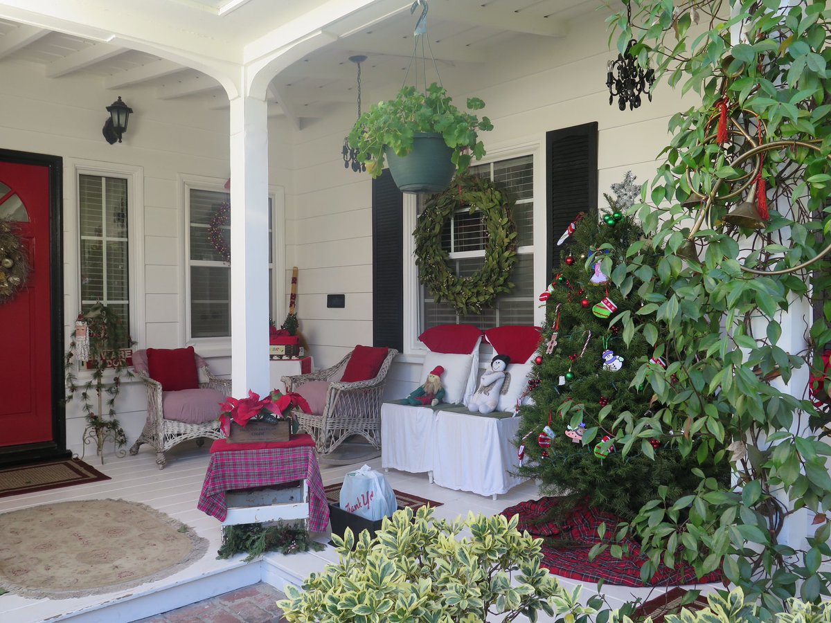 mphomestore's tweet photo. We love @monicapotter ‘s front porch , it’s always so festive every season.🎄❤️✨ https://t.co/oOjWpnzmnf