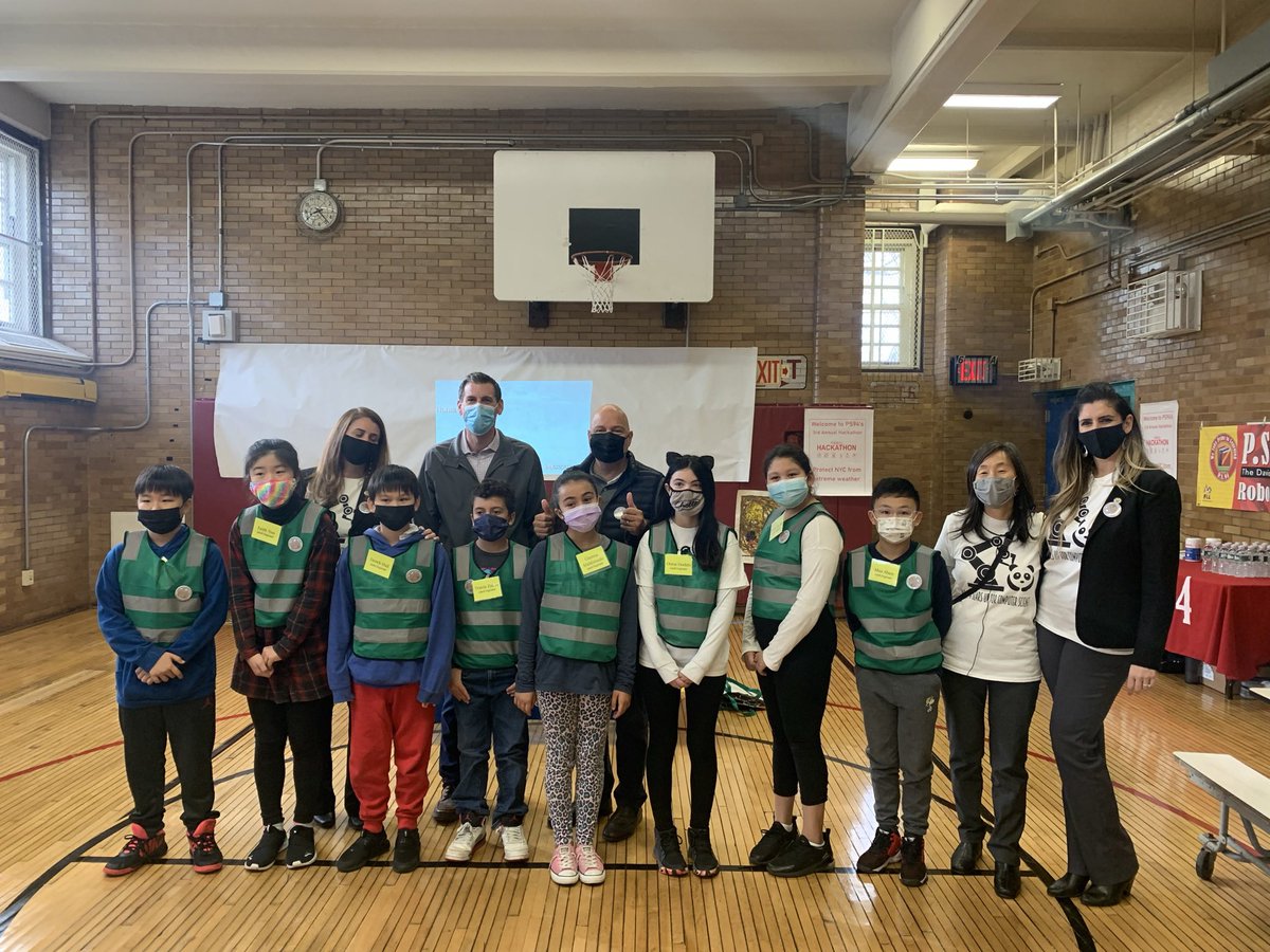 PS94DavidPorter's tweet image. Day 5️⃣ of #csedweek2021- #PS94Q’s 3rd Annual Hackathon! In collaboration with Francis Lewis HS Robotics Team and mentoring by @ArcadisGlobal Engineers our 5th graders are finding solutions on how we can protect NYC from the damaging effects of extreme weather. 🌩🌪💨#CSEverywhere