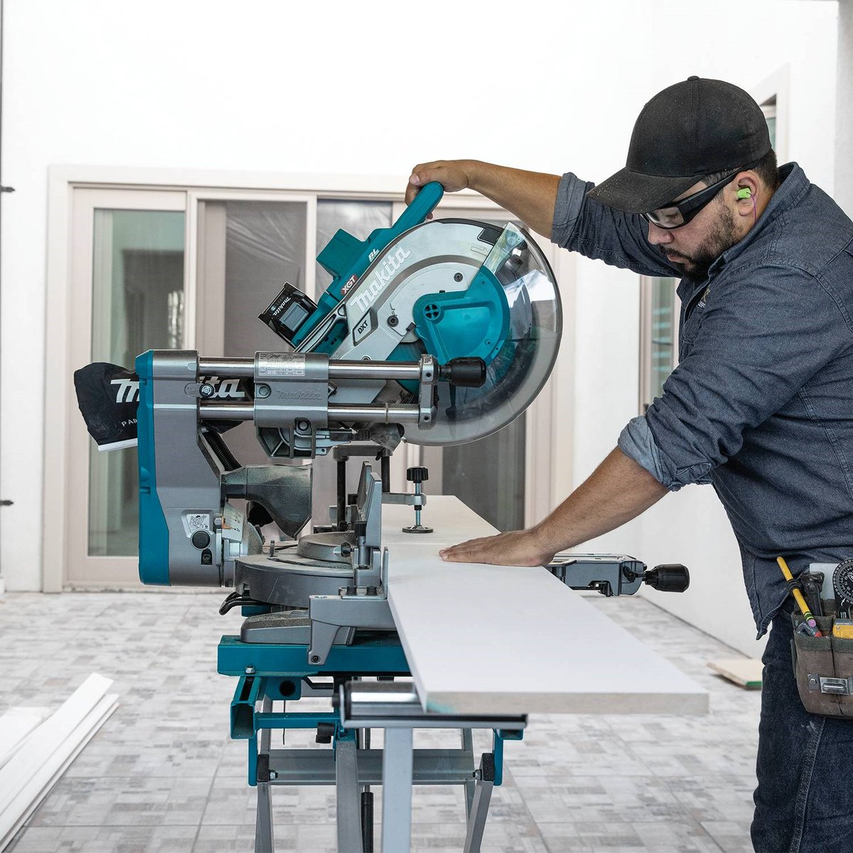 MakitaTools's tweet photo. The 40V max XGT Brushless 12” Dual-Bevel Sliding Compound #mitersaw (GSL04) delivers faster and smoother cutting. The miter saw has a large 3-5/8” x 15” cutting capacity at 90-degrees.
https://t.co/WxzPhaRNCY
#xgtsystem #makitaxgt #40vmaxxgt #makitausa #makitatools #woodworking https://t.co/tYayvNXrRH
