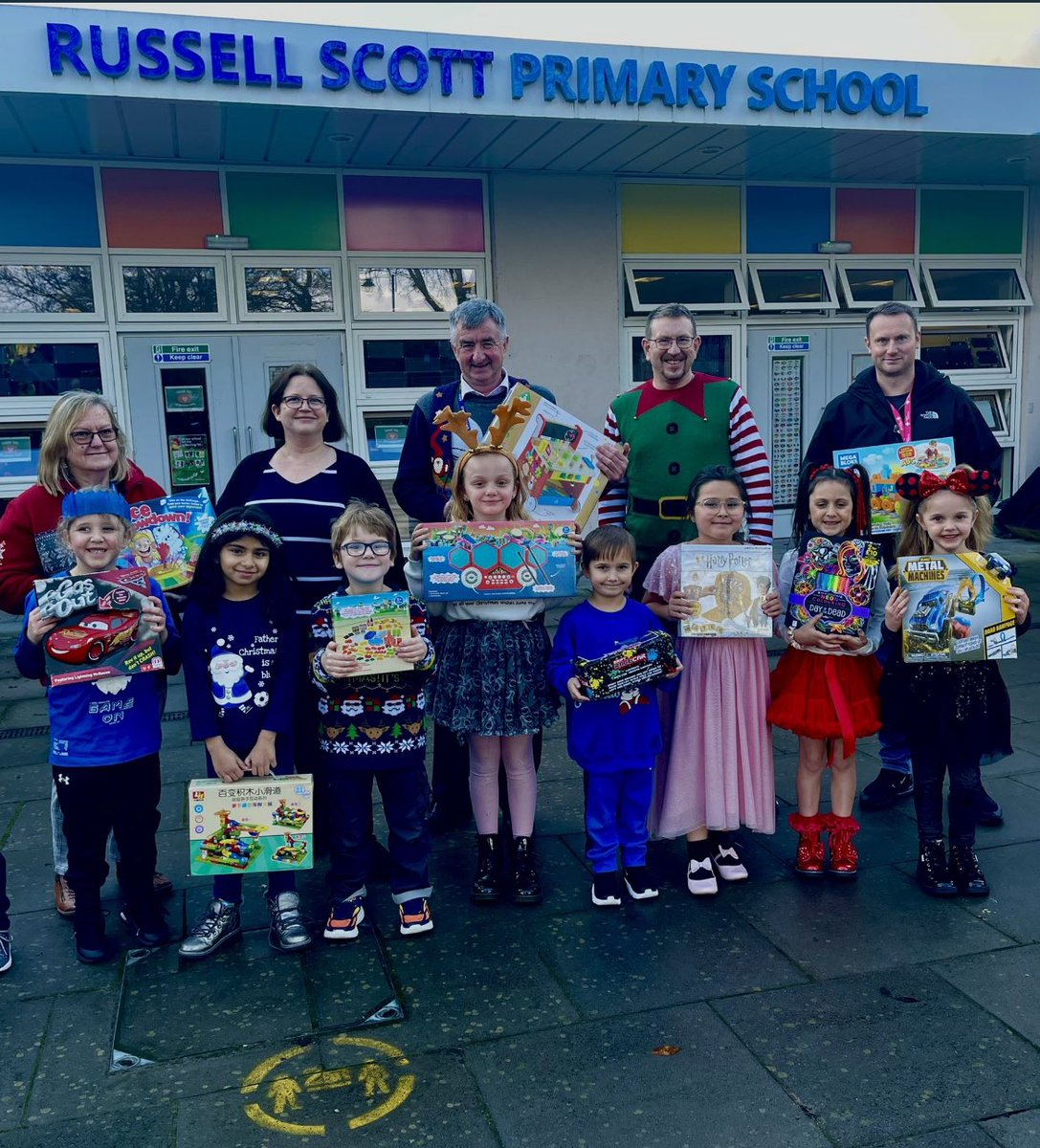 ChrisMoorhouse7's tweet photo. A great day travelling around different schools collecting toys for the Tameside Toy Appeal. 🎅 
-
Thank you to everyone who was able to donate. Litton CofE Primary School, @GreensideSport, @ParochialCofE, @HeadteacherDcc &amp; @RScottPrimary 
-
#TamesideToyAppeal #ProudTameside https://t.co/BKz5DvaByq