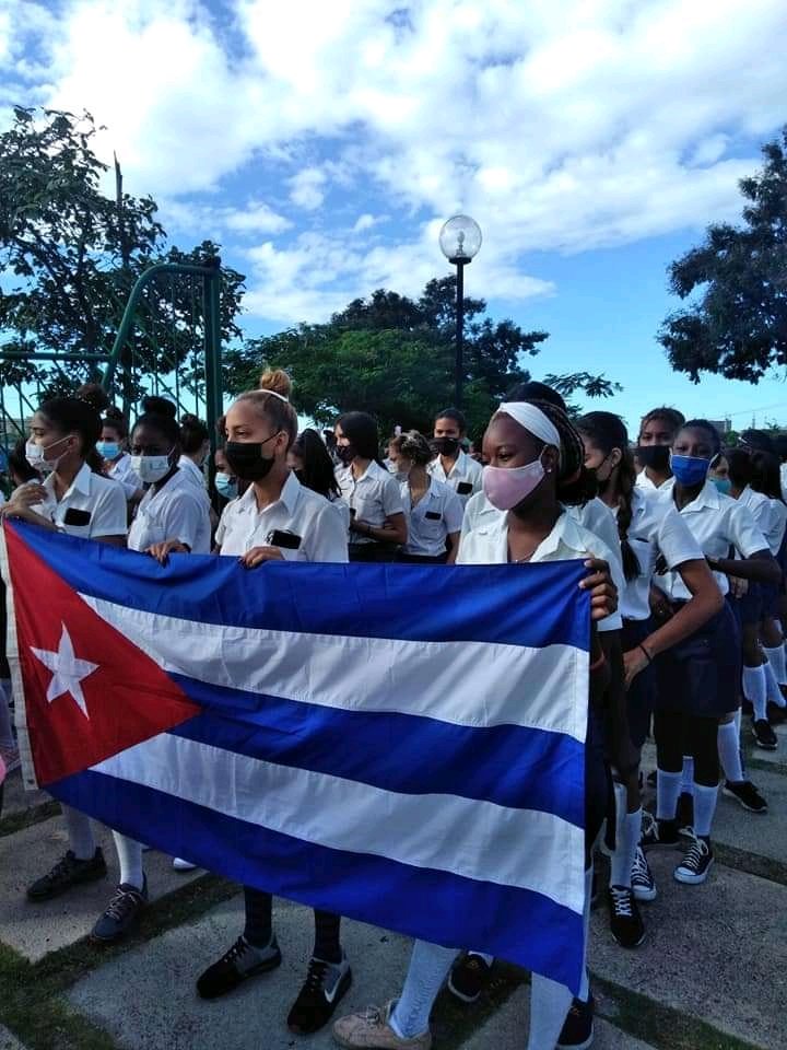 FundichelyRosa's tweet photo. Los educadores de #SantiagodeCuba continúan construyendo una sociedad que desea cambiar por sí misma y no por agentes externos. #TenemosDerecho #NoMasBloqueo #SomosContinuidad #CubaViveYRenace #CubanosConDerechos @elsa_ena @Gob_StgoDeCuba @dpestgo @CubaMined https://t.co/0zwoahQc09