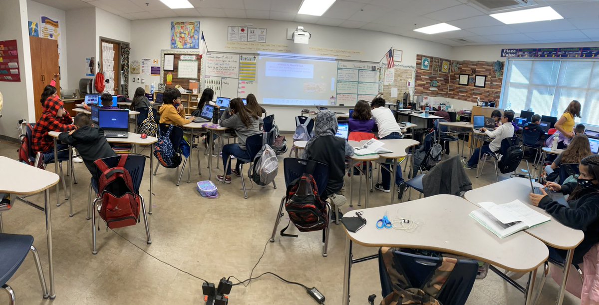 MRivera_PHE's tweet image. Stop, Drop, and Code! #HourofCode2021 is underway in this Hero Classroom 🧑🏽‍💻💻👩🏻‍💻 #TeamSISD #PHE