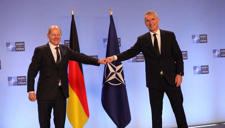 NATOpress's tweet photo. SG @jensstoltenberg welcomed 🇩🇪 Chancellor @Olafscholz to #NATO, calling him a committed &amp; strong supporter of the transatlantic Alliance. They discussed #Russia’s military build-up in &amp; around #Ukraine &amp; urged Moscow to return to diplomacy. 

ℹ️ https://t.co/2oScKXFsYt https://t.co/tZGFeo9Vcj