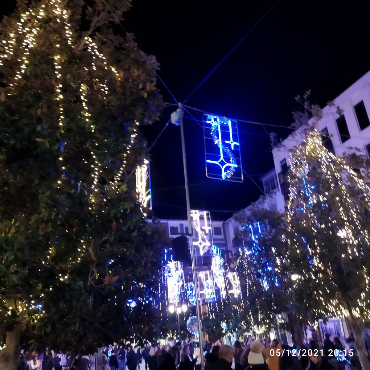 @diocesisdegranada, @diocesisdejaen, @Pontifex_es Quisiera saber cómo nadie se ha dado cuenta en Granada de esa iluminación de cruces invertidas rodeadas por una serpiente. Es una grave ofensa a Dios y a los cristianos. Si ha sido error hay que quitarlas ya!