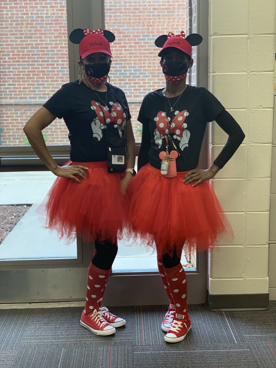 LockheedElem's tweet photo. They understood the assignment! @haynesShenea @cmcnabb1985 #TwinDay #DashingThroughDecember https://t.co/ehhHOjzOZm