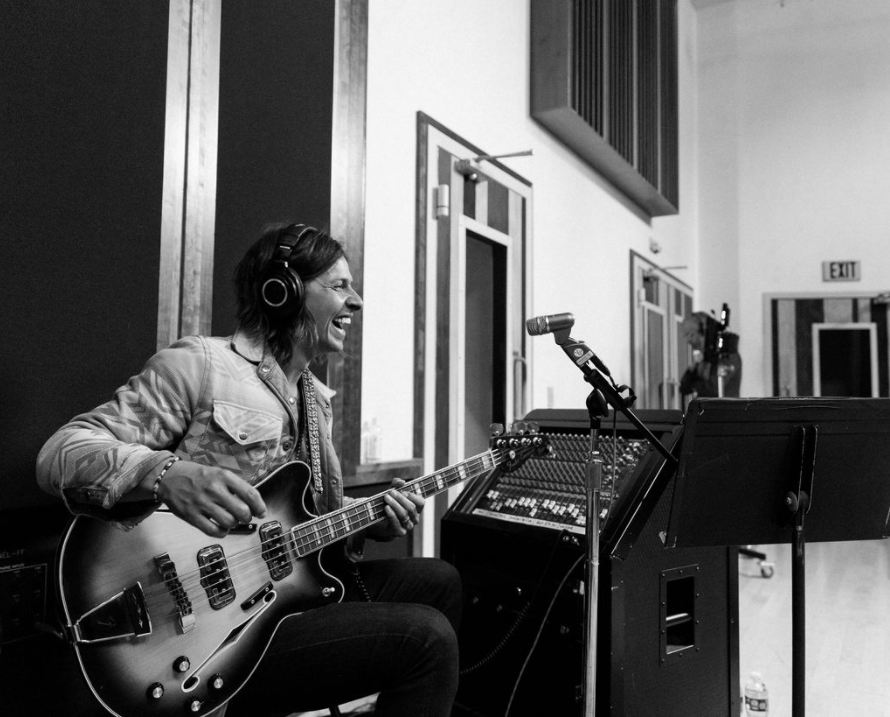 NEEDTOBREATHE's tweet photo. We had a blast making Hometown Christmas with our friends @switchfoot and @JUDAHxoxo for @amazonmusic. Hope you’ve been loving the new tune this holiday season. https://t.co/QUegvHs2Y3 https://t.co/lc1ePcztUf