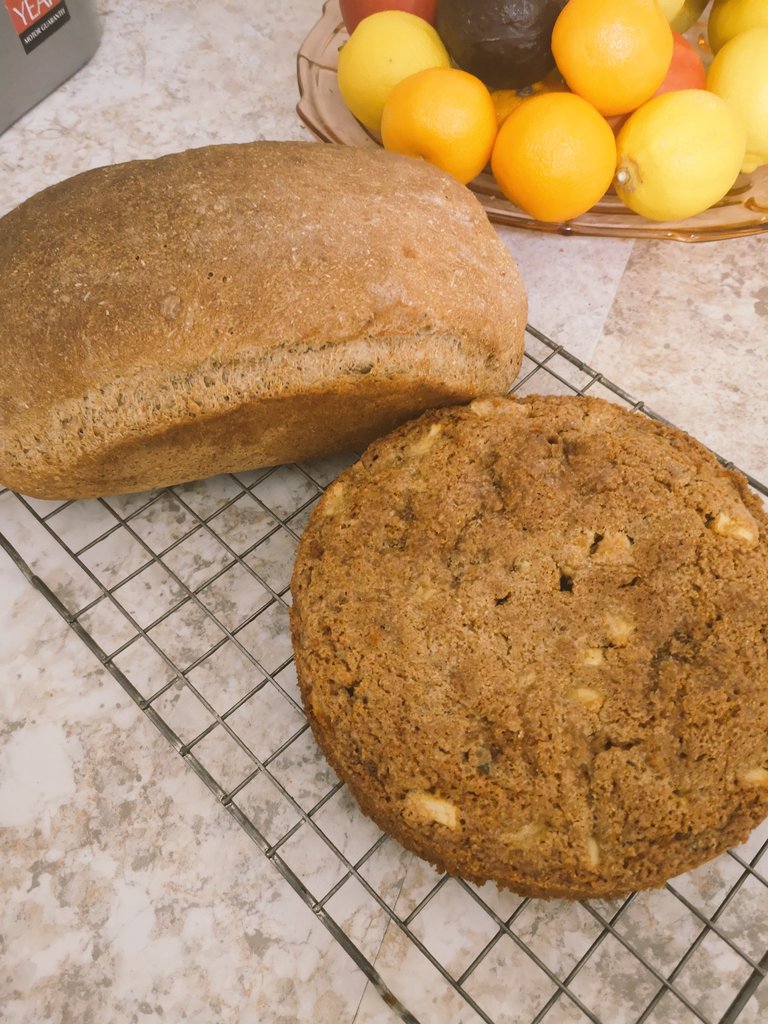 burb58's tweet photo. #FridayBaking
A loaf made with einkorn and malted flour.
A spiced apple cake with cinnamon, cardamom, ginger and nutmeg.
#baking #cake #bread #spices https://t.co/AZ3iAbABVw