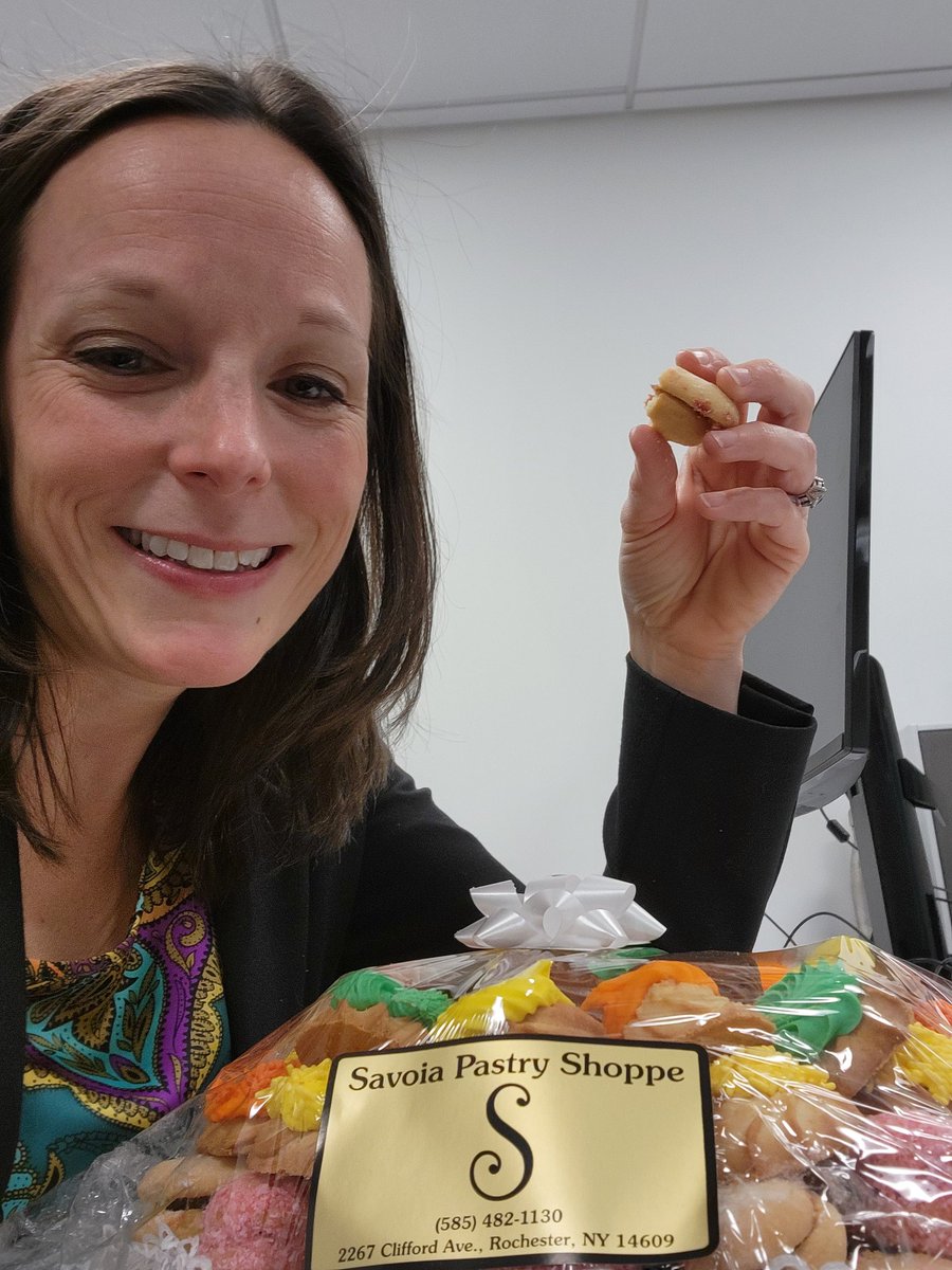 BellaMusings's tweet photo. My boss brought me @SavoiaPastry cookies all the way to VA from our shared home town!! I couldn't even wait to break into them. Yum!! Thank you @ConsultDIS Nicole Carey! #bestboss https://t.co/1gCXaUHBvJ