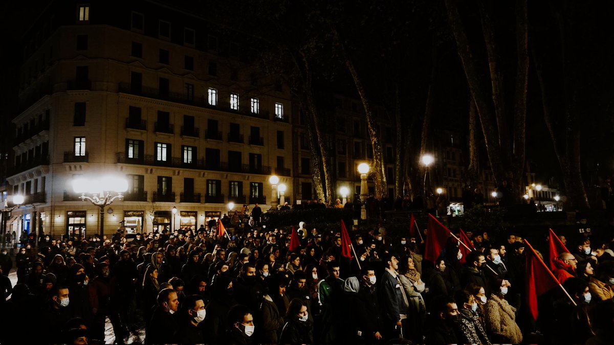 GKSozialista's tweet photo. 1000 pertsonatik gora batu gara Donostian, Bilbon eta Gasteizen egin ditugun kontzentrazioetan.

Covid ziurtagiriaren ezarpenaz gain, pandemia garaiotan burgesiak aurrera daraman ofentsiba politikoa ere salatu dugu.

#CovidZiurtagiriariEz, burgesiaren ofentsibari aurre egin! https://t.co/N14ngT0JrC