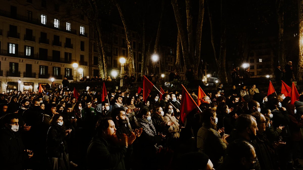 GKSozialista's tweet photo. 1000 pertsonatik gora batu gara Donostian, Bilbon eta Gasteizen egin ditugun kontzentrazioetan.

Covid ziurtagiriaren ezarpenaz gain, pandemia garaiotan burgesiak aurrera daraman ofentsiba politikoa ere salatu dugu.

#CovidZiurtagiriariEz, burgesiaren ofentsibari aurre egin! https://t.co/N14ngT0JrC