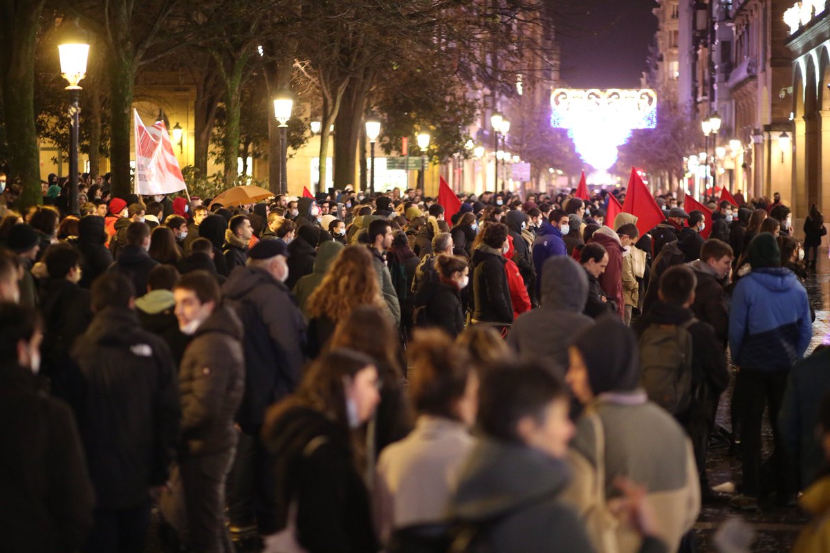 GKSozialista's tweet photo. 1000 pertsonatik gora batu gara Donostian, Bilbon eta Gasteizen egin ditugun kontzentrazioetan.

Covid ziurtagiriaren ezarpenaz gain, pandemia garaiotan burgesiak aurrera daraman ofentsiba politikoa ere salatu dugu.

#CovidZiurtagiriariEz, burgesiaren ofentsibari aurre egin! https://t.co/N14ngT0JrC