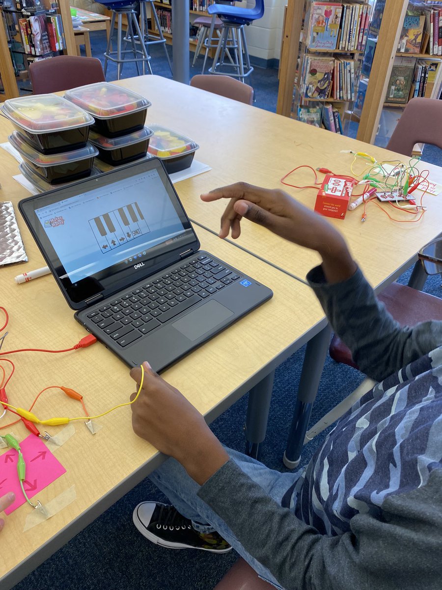 WilshireLibrary's tweet image. Today @BonuraDiana class got to try out the @makeymakey piano! #csedweek2021 @WilshireES