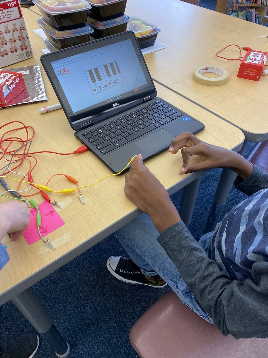 WilshireLibrary's tweet image. Today @BonuraDiana class got to try out the @makeymakey piano! #csedweek2021 @WilshireES