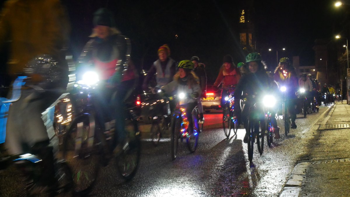 A group of women in Edinburgh got fed up being told that cycling is catered for because the city surfaced some old railway paths/towpaths a few decades ago. They decided to #LightUpTheNight tonight to remind everyone that dark hidden paths won't make everyday cycling mainstream.