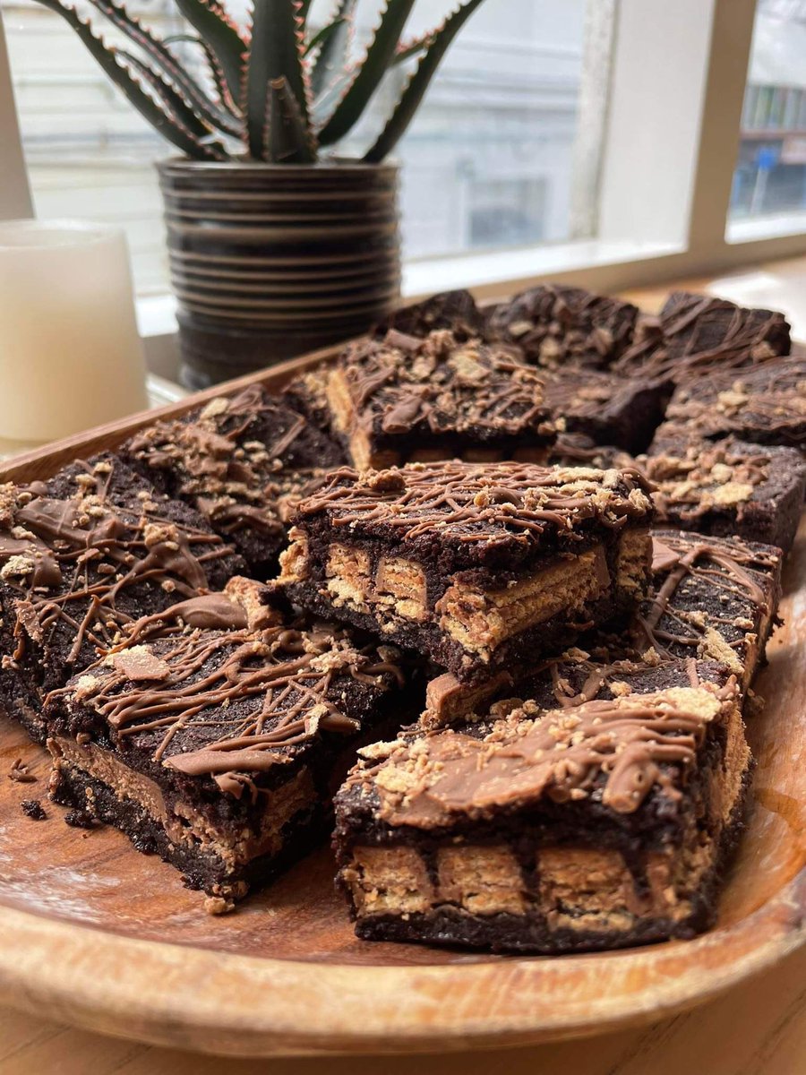 lashingsfood's tweet photo. Fancy a wee treat to kickstart your weekend? Weโve got a Peaches & Cream #SoNut (sourdough donut) and Kit-Kat Special brownies in the cabinet! Come roll up the stairs with your My Vaccine Pass and secondary ID from 10โ10 to nab one โ๏ธ https://t.co/8riKRtnSSR