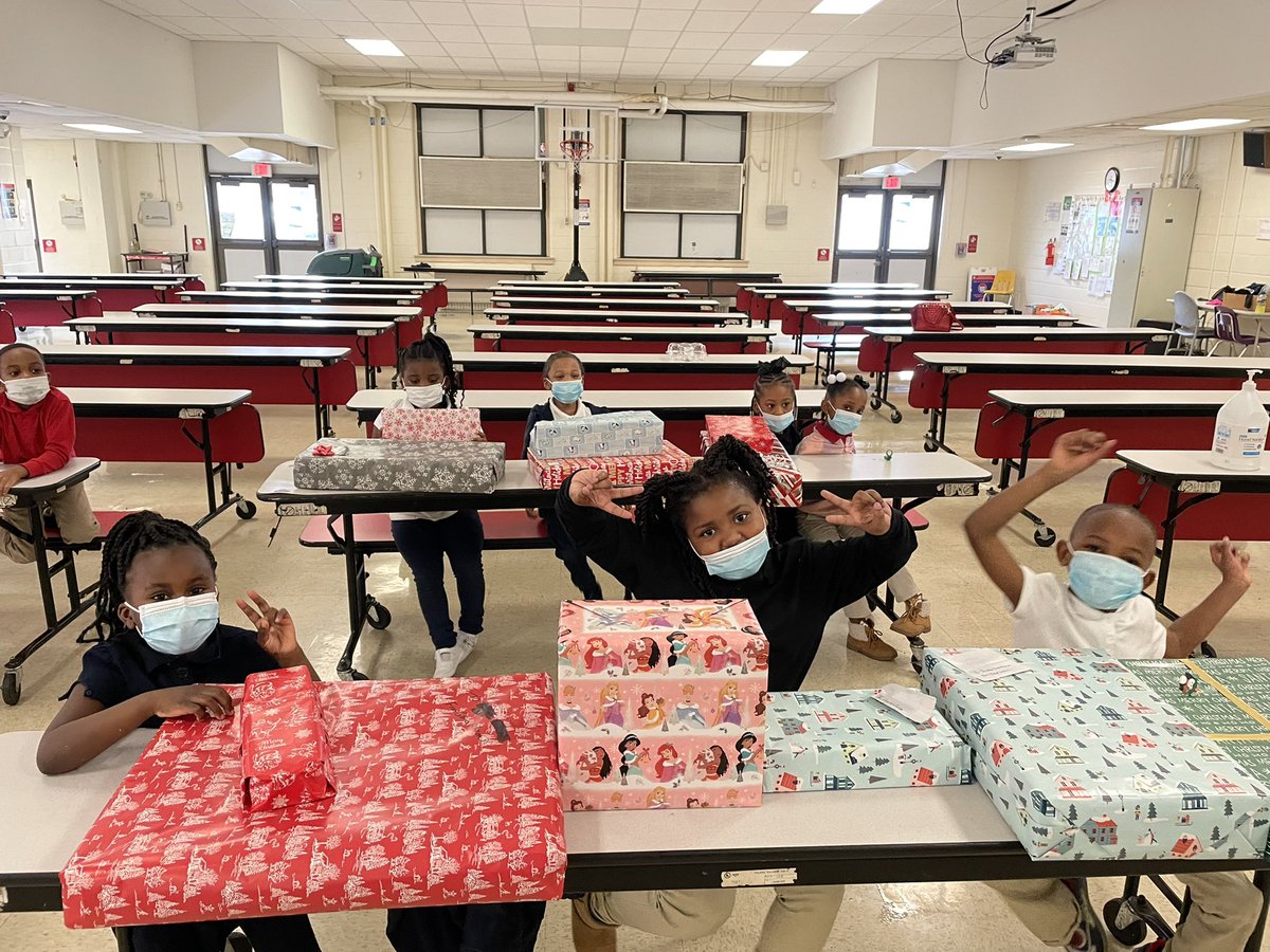 CherokeeES901's tweet photo. Thank you Kroger’s for supplying our Kindergartners with Christmas gifts #communitypartnership #Christmas https://t.co/wJoDv8U7oC