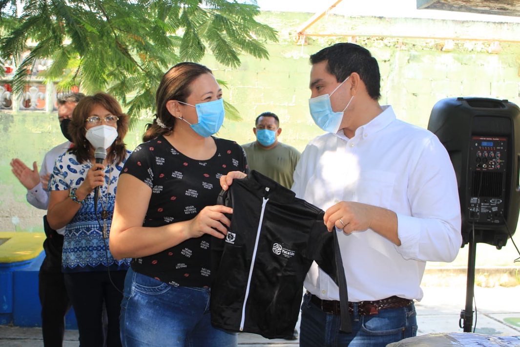 ChuchoPerezB's tweet photo. Fui testigo de la entrega de chamarras del programa #ImpulsoEscolar del @GobYucatan en escuelas primarias de las colonias #Azcorra, #VicenteSolís y #Miraflores, un programa que apoya a la educación y la economía de las familias yucatecas. https://t.co/cv7sJcBq7i