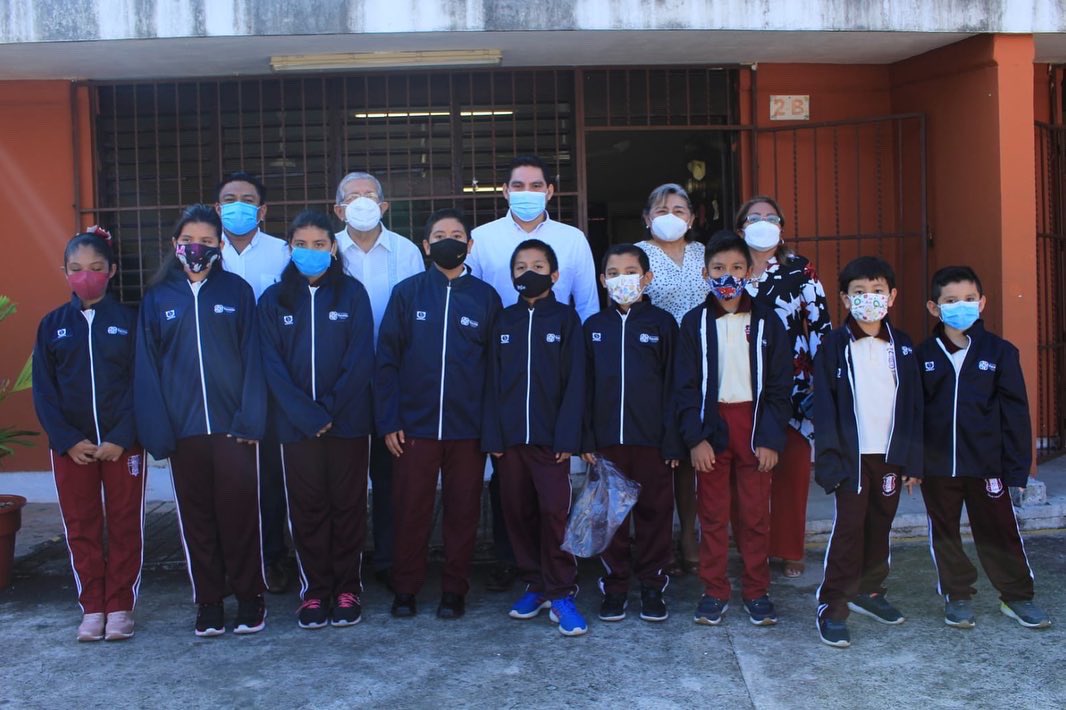 ChuchoPerezB's tweet photo. Fui testigo de la entrega de chamarras del programa #ImpulsoEscolar del @GobYucatan en escuelas primarias de las colonias #Azcorra, #VicenteSolís y #Miraflores, un programa que apoya a la educación y la economía de las familias yucatecas. https://t.co/cv7sJcBq7i