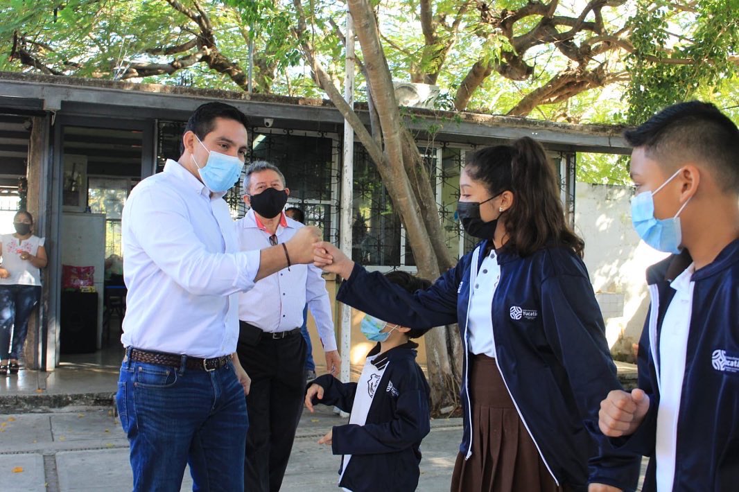 ChuchoPerezB's tweet photo. Fui testigo de la entrega de chamarras del programa #ImpulsoEscolar del @GobYucatan en escuelas primarias de las colonias #Azcorra, #VicenteSolís y #Miraflores, un programa que apoya a la educación y la economía de las familias yucatecas. https://t.co/cv7sJcBq7i