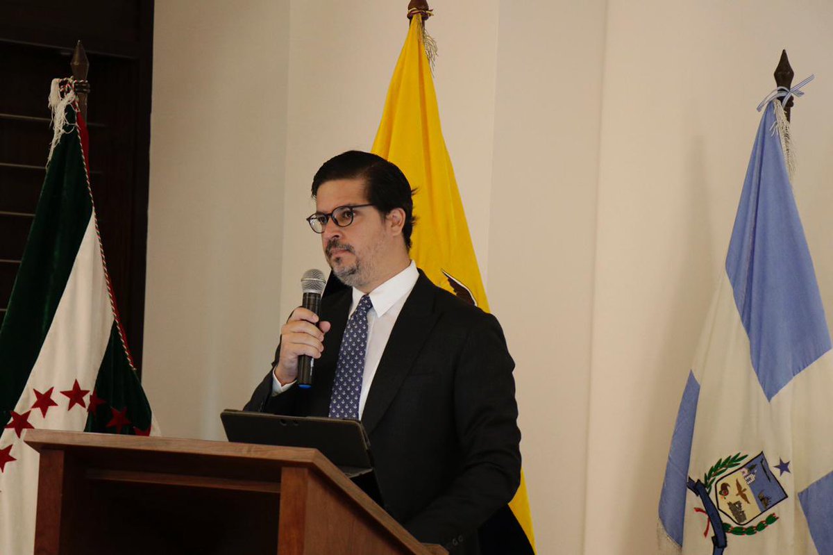 Produccion_Ecu's tweet photo. 📍#Manabí | Viceministro @andresarens participó del Taller Internacional "Pesca Ilegal, No Declarada, No Reglamentada", junto al comando de Guardacostas de EEUU, @NOAA_AOML, @USAID, @FAOEcuador, @WWF_LAC y el sector pesquero artesanal e industrial. https://t.co/80aS8asmBy