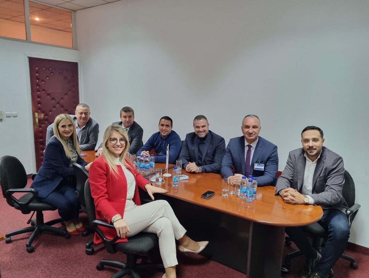 MladiSPS's tweet photo. Narodni poslanici @socijalisti Uglješa Marković i Dijana Radović, šef poslaničke grupe SPS u Skupštini AP Vojvodine Boris Novaković i potpredsednik @MladiSPS Filip Bukilić bili su danas u poseti poslaničkom klubu SP u Narodnoj skupštini Republike Srpske. 🇷🇸 https://t.co/o6akt033eL
