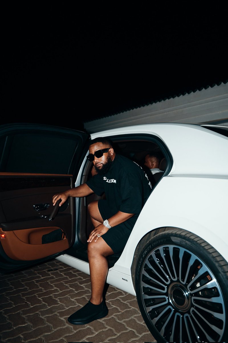babytshego13's tweet photo. ARTISTOFTHEDECADE @casspernyovest #SAHHA2021 #MRFILLUP #MUFUSA #GOAT https://t.co/MqXnCAb9UM