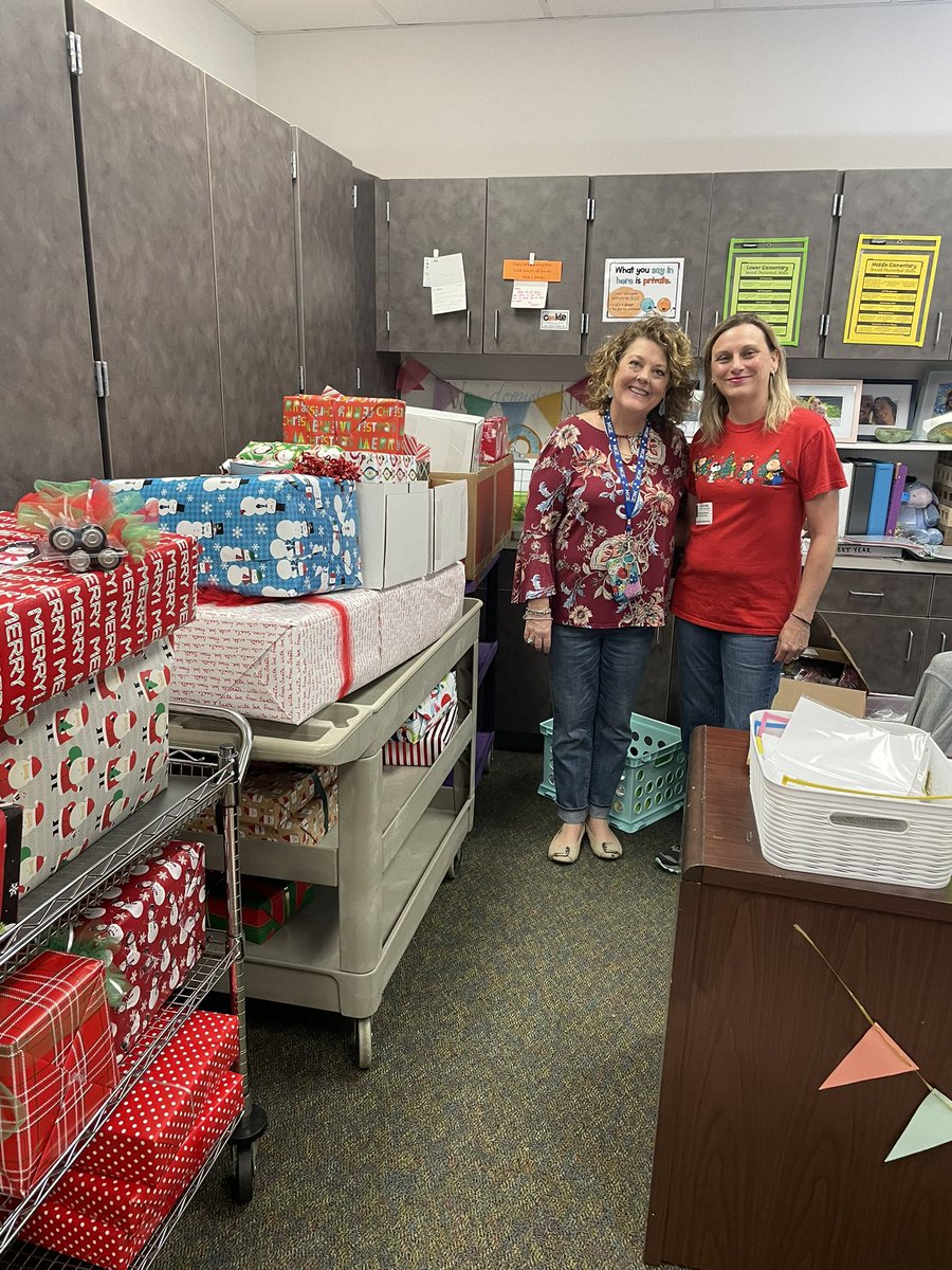 A big thank you to some of Santa’s Helpers from our sister school Griffin Elementary for our delivery today! <a href="/MREmavs/">Morton Ranch Elementary</a> always appreciates your support of our students!