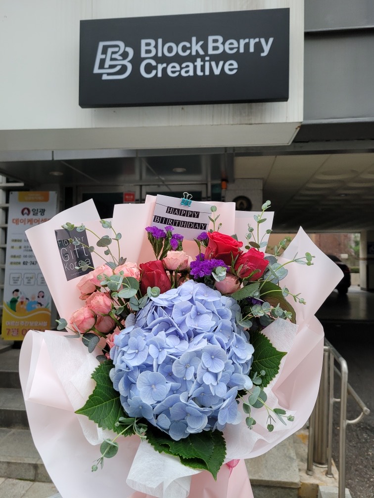pinkmoonproject's tweet photo. Hi everyone! The flowers were delivered to the building on the morning of Vivi's birthday; here is the proof pic. Also, we will give the updates on the gifts and fanbook soon. Thanks again for your patience!! :) https://t.co/sHxKzFuptf