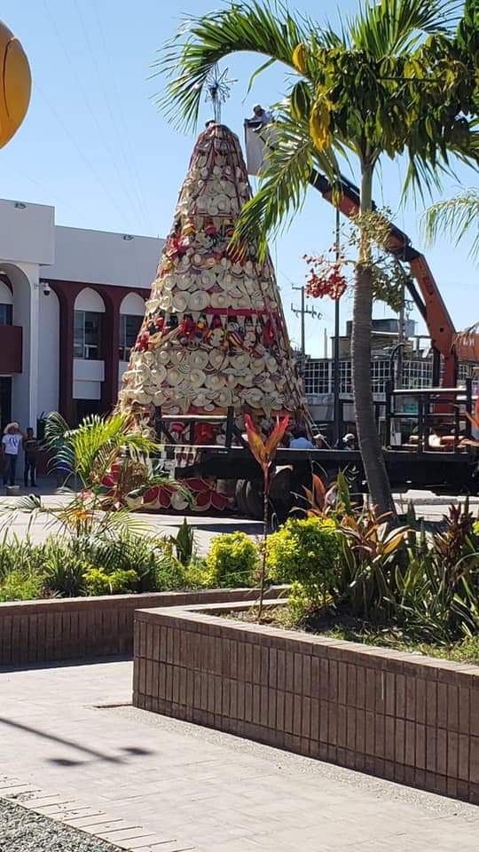 XEVATabasco's tweet image. #OrgulloChoco | En el municipio de #Nacajuca instalaron un árbol de #Navidad con productos creados por artesanos a base de tejidos de fibra natural, como bolsos, sombreros y abanicos.