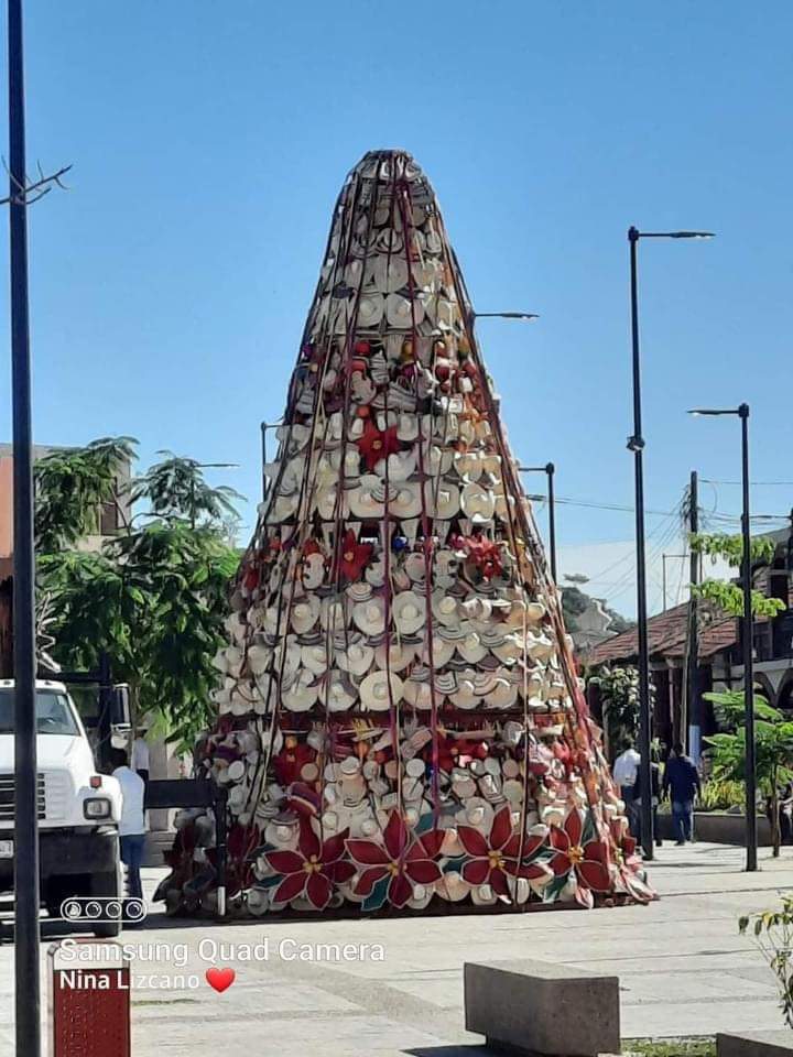XEVATabasco's tweet image. #OrgulloChoco | En el municipio de #Nacajuca instalaron un árbol de #Navidad con productos creados por artesanos a base de tejidos de fibra natural, como bolsos, sombreros y abanicos.