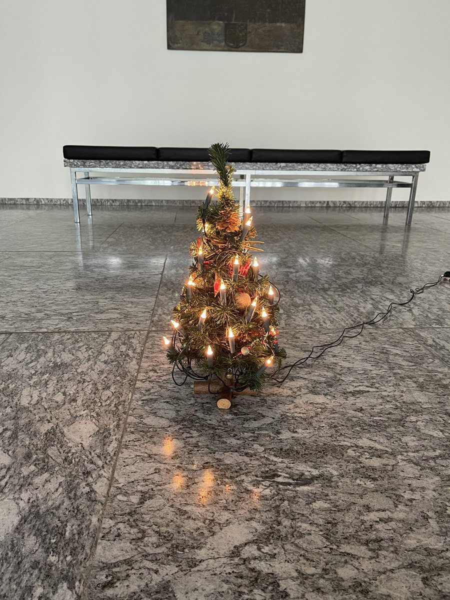 RouCol's tweet photo. Christbaum im #Landgericht #Weiden… nehm ich am Montag mal ne Gießkanne mit, vielleicht wächst er ja noch… 😂 https://t.co/SJbY6ALH4o