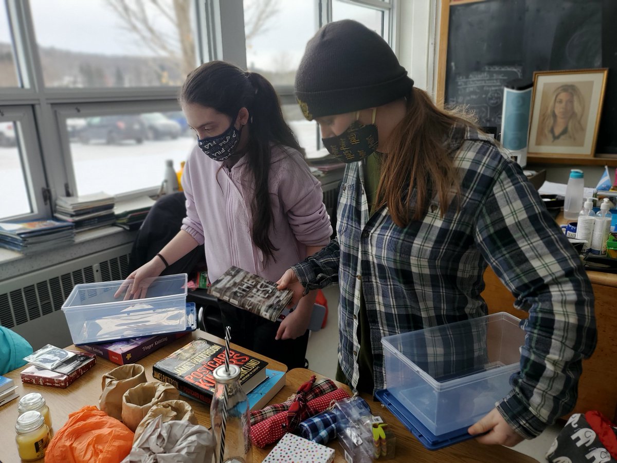 mmecarrsclass's tweet photo. Thanks to all of the generous donors the Interact club was able to create 73 boxes that will be donated to local foods banks and distributed to local teens! @HHSS_RedHawks https://t.co/lkDqm9gAoA