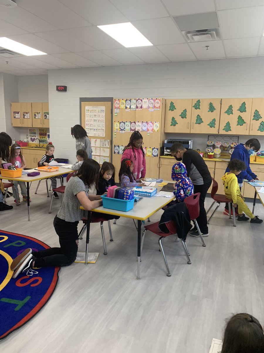 MsErinRobinette's tweet photo. My #otterlyAwesome kindergarteners read their weather stories to @MrsHGateley’s 5th grade class. We were excited to have our book buddies visit for the first time. #excellenceIsInPlainview @plainviewElem https://t.co/7HZAVp9eHX