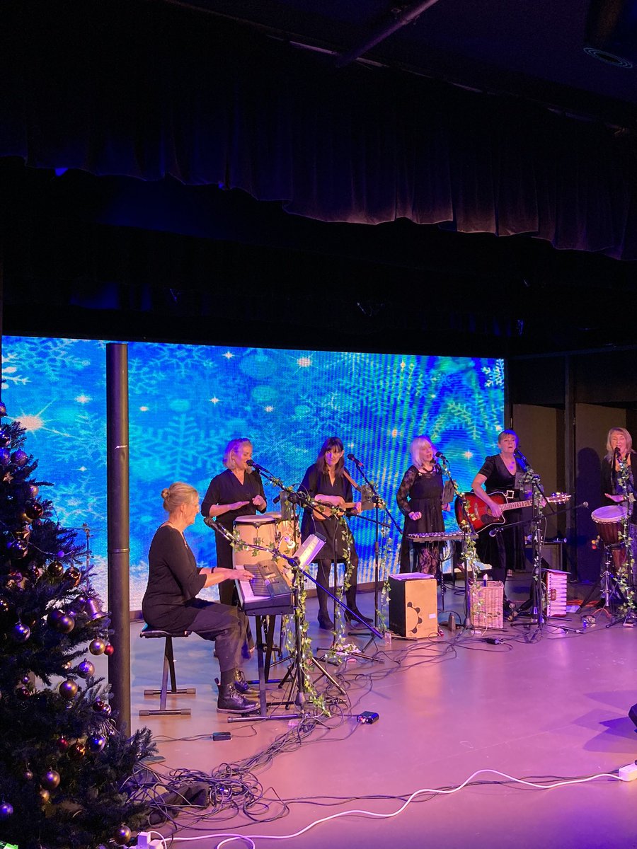 eagleiukcom's tweet photo. @SingingRavens playing one night only a sell out gig at Spotlight Theatre in #Bridlington Next up their annual festive concert on 18 Dec @scarboroughspa 🎄@TheScarboroNews @ScarboroughWeb @ScarboroughUK @ThisCoast @BBCYork @AllisonSaxton @bekbythesea #livemusic https://t.co/ha0pYT3ob9