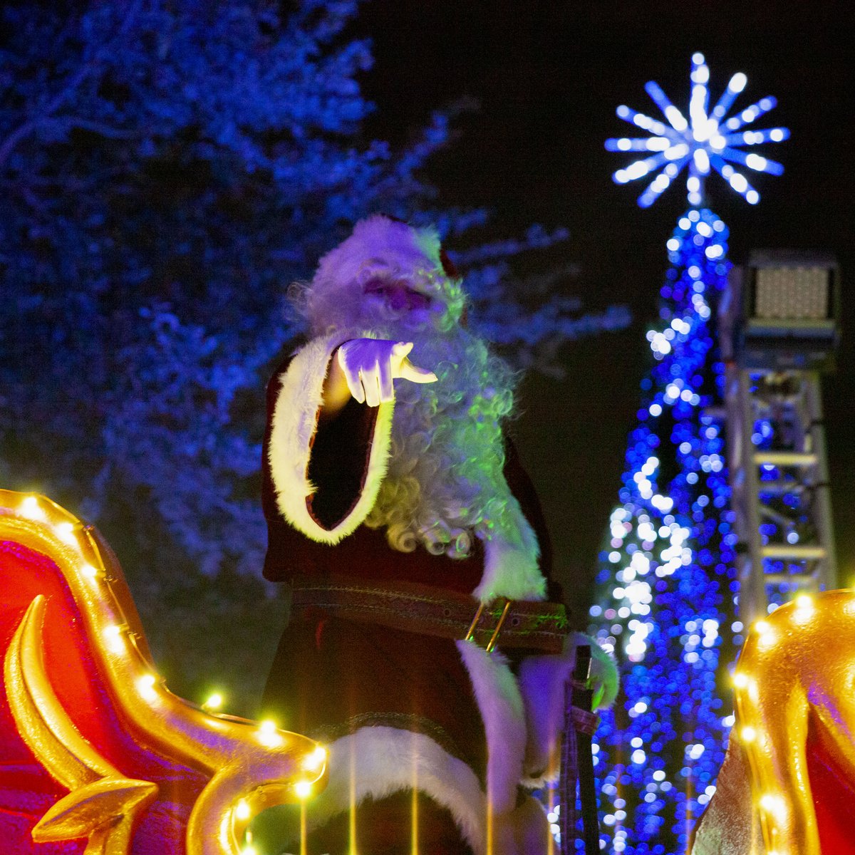 SixFlagsOverTX's tweet photo. Experience our all-new Holly Jolly Holiday Parade during Holiday in the Park! https://t.co/IPrrh73juz https://t.co/OYz7XKeKEy