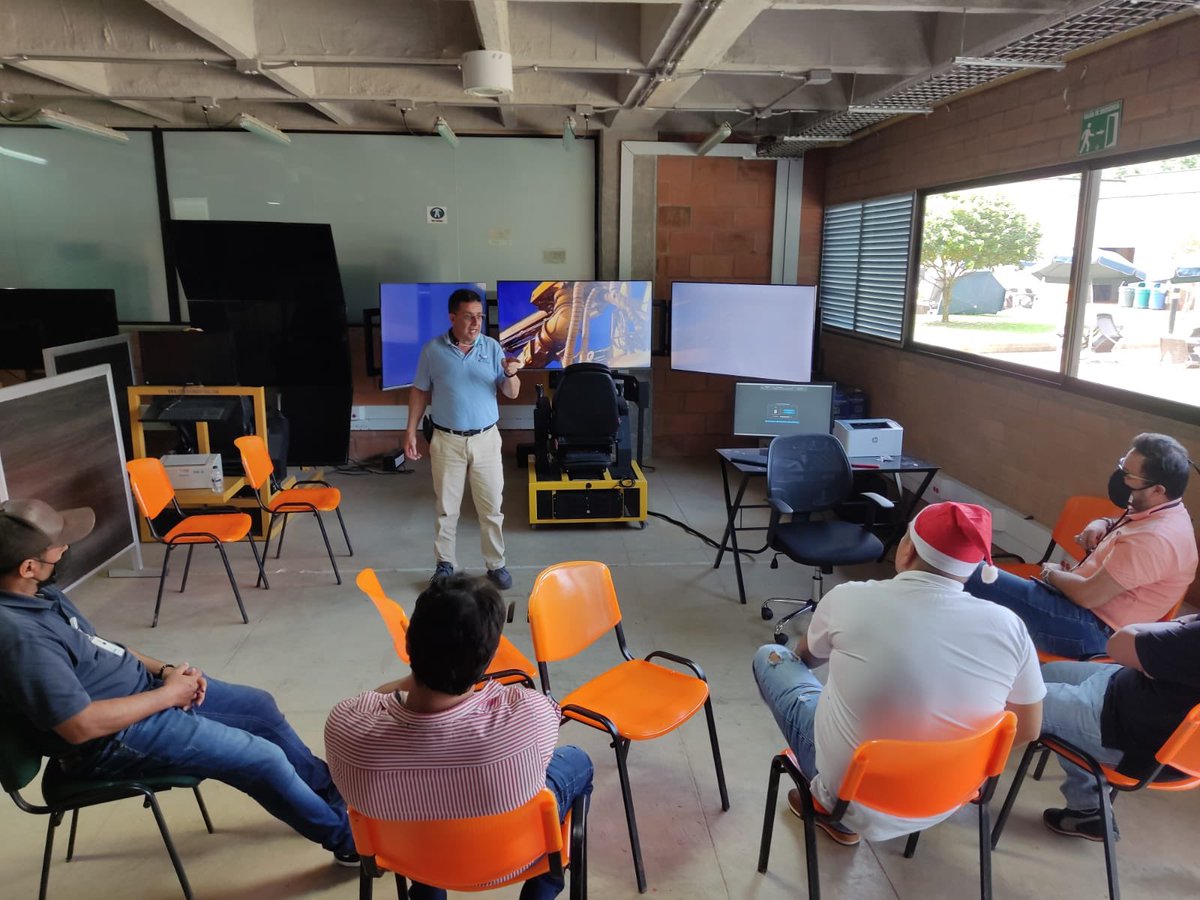 JAIROLEONZAPATA's tweet photo. El Centro de Formación Minero Ambiental @SENA_Antioquia le sigue apostando a la introducción de tecnologías 4.0. A través del proyecto de modernización SENNOVA, nuestros instructores recibieron transferencia sobre el simulador de minería subterránea adquirido🚜🎮 https://t.co/i4xNNXquCl