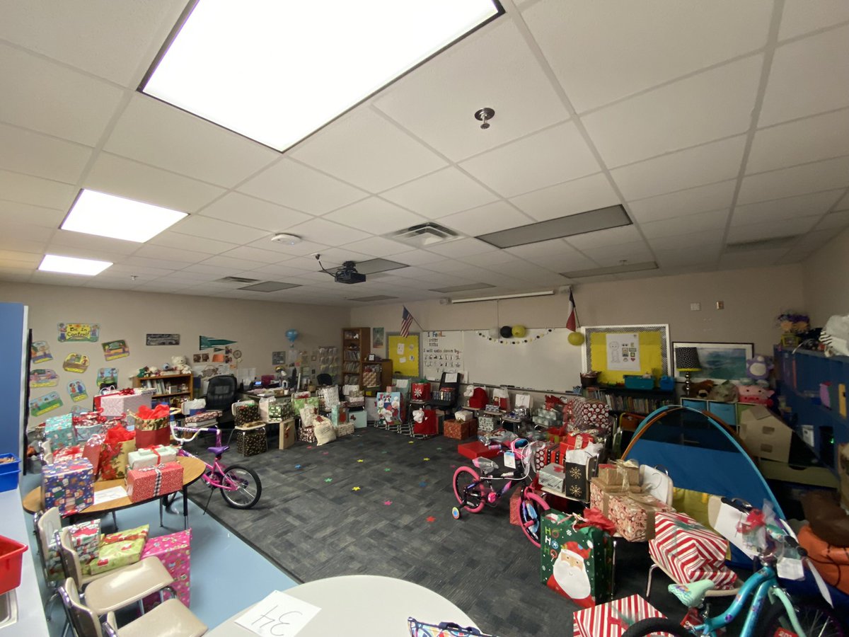 Thank you <a href="/FESfalcons/">Florence Elementary</a> for taking care of our students this Christmas!!! You are so appreciated!!! ❤️🎄🎅🏻 <a href="/NRiversideES/">North Riverside El</a> <a href="/agbowen10/">Angelina Bowen</a> #NRESBetterTogether