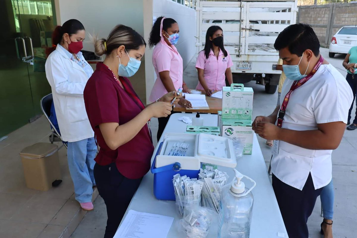 Cuidar la salud es responsabilidad de todos, por ello el Poder Judicial, en coordinación con el CECOFAM, llevó a cabo en las instalaciones de la Ciudad Judicial en Chilpancingo, la inoculación a trabajadores de la vacuna contra la influenza estacionaria.