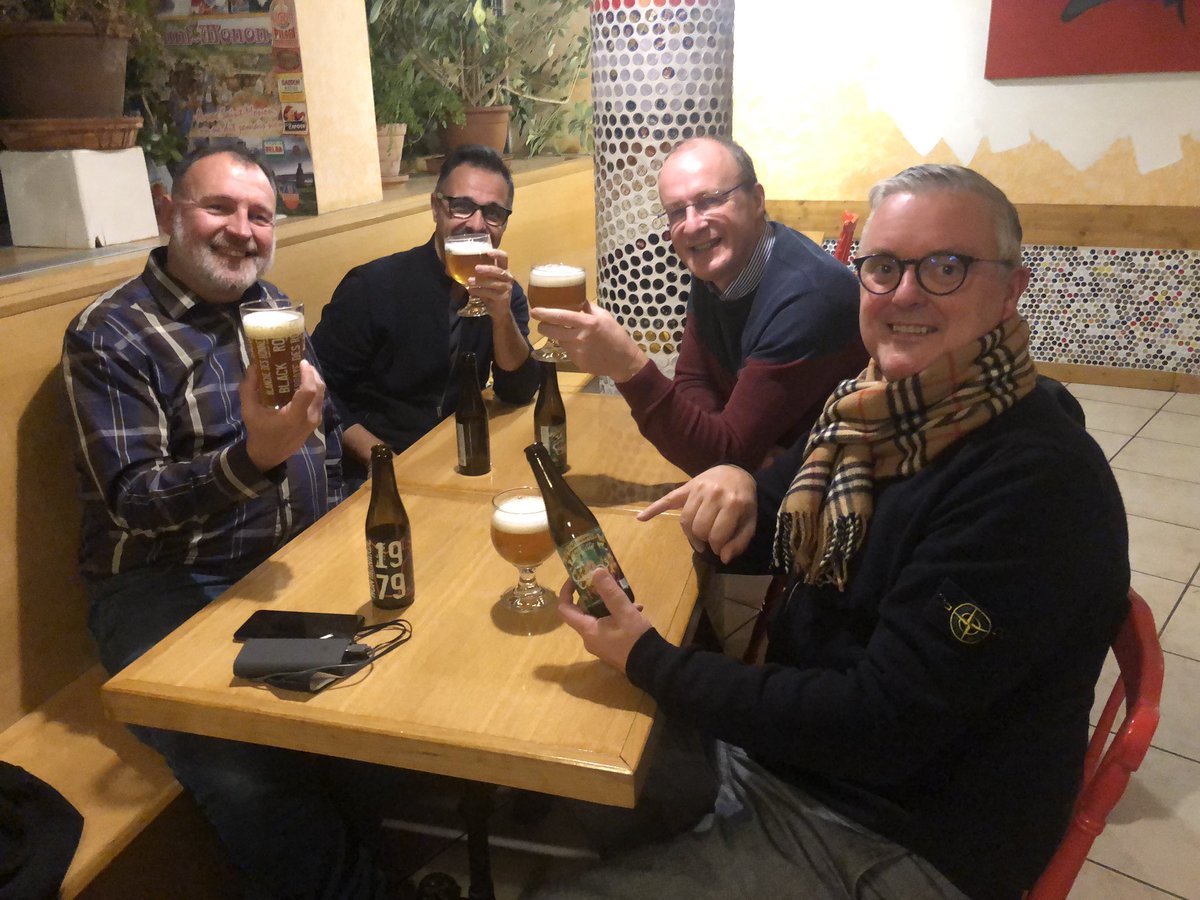 JoostVF's tweet photo. Intussen werden het de 4 musketiers🥳 Interessante gesprekken momenteel tussen @LinksVlaams & @Markec en Rechts Vlaams @podevyns & ondergetekende, mooi verenigd aan tafel genietend momenteel van een #bosprotter en een #darkmaster #biercircus #Vista https://t.co/dRShN6KCGr