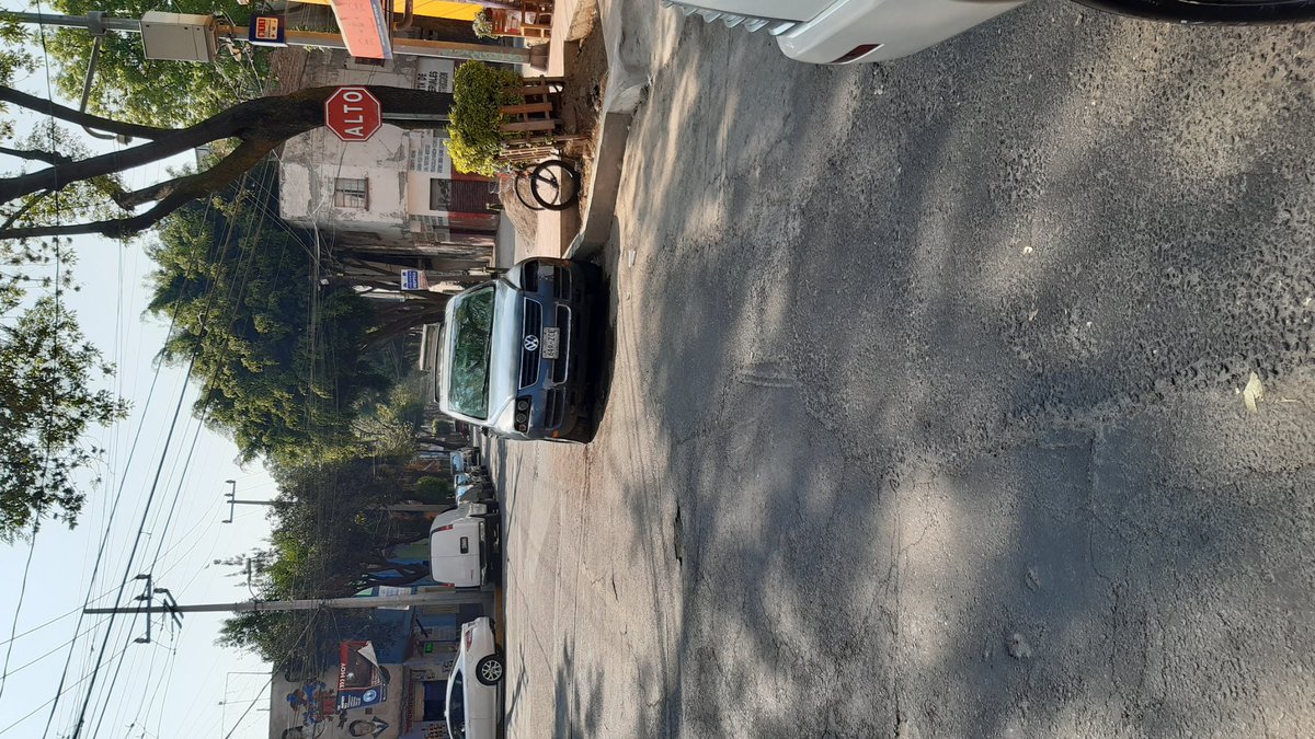 daea008's tweet photo. @UCS_GCDMX Buen día, en la calle de Lago Tlahuac esquina Lago Tamiahua está un vehículo obstruyendo la vialidad de forma parcial, realizaron mejoras en la banqueta y estaciona donde no debe. El vehículo está  abandonado. https://t.co/Ya6ZmDUa8m