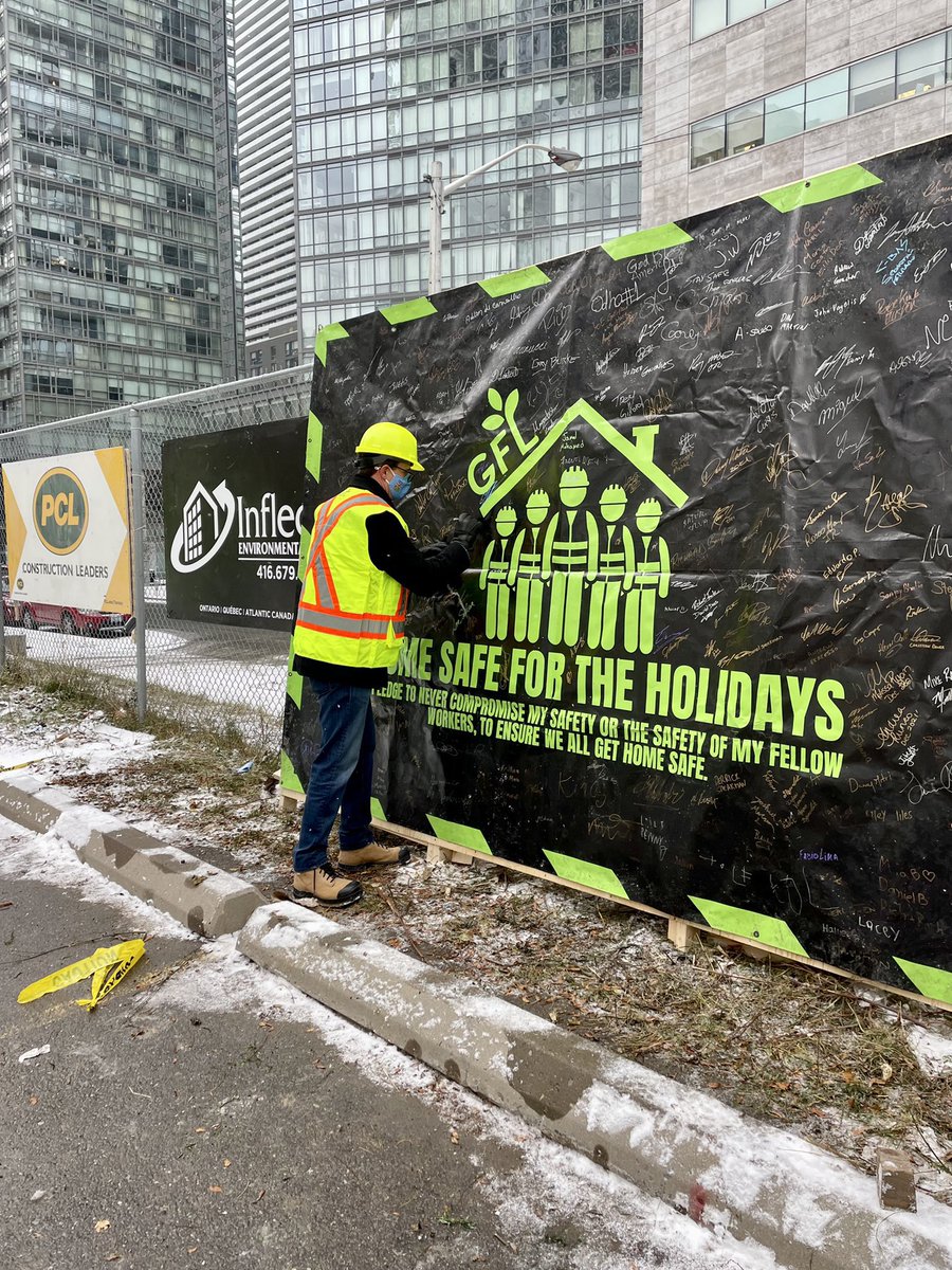 ExecutiveHse's tweet photo. As we near the end of our @GFLenv. #GFLHomesafe campaign. I would like to thank Minister @MonteMcNaughton &amp; Joel Moody CPO, for joining us to take the #GFLhomesafe pledge. 
I, pledge to never compromise my safety or the safety of my fellow workers, to ensure we all get home safe https://t.co/yP6dAlVG64