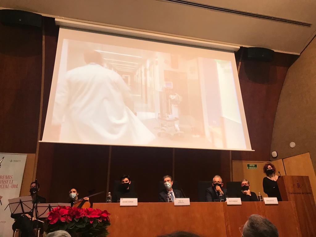 harnaulleida's tweet photo. El Dr. Jesús Caballero, cap de servei Medicina Intensiva @harnaulleida ha recollit avui el premi otorgat pel Consell Social @UdL_info en nom de tot l’equip de l’UCI.

Felicitats a tots!! https://t.co/wgNFS49leK
