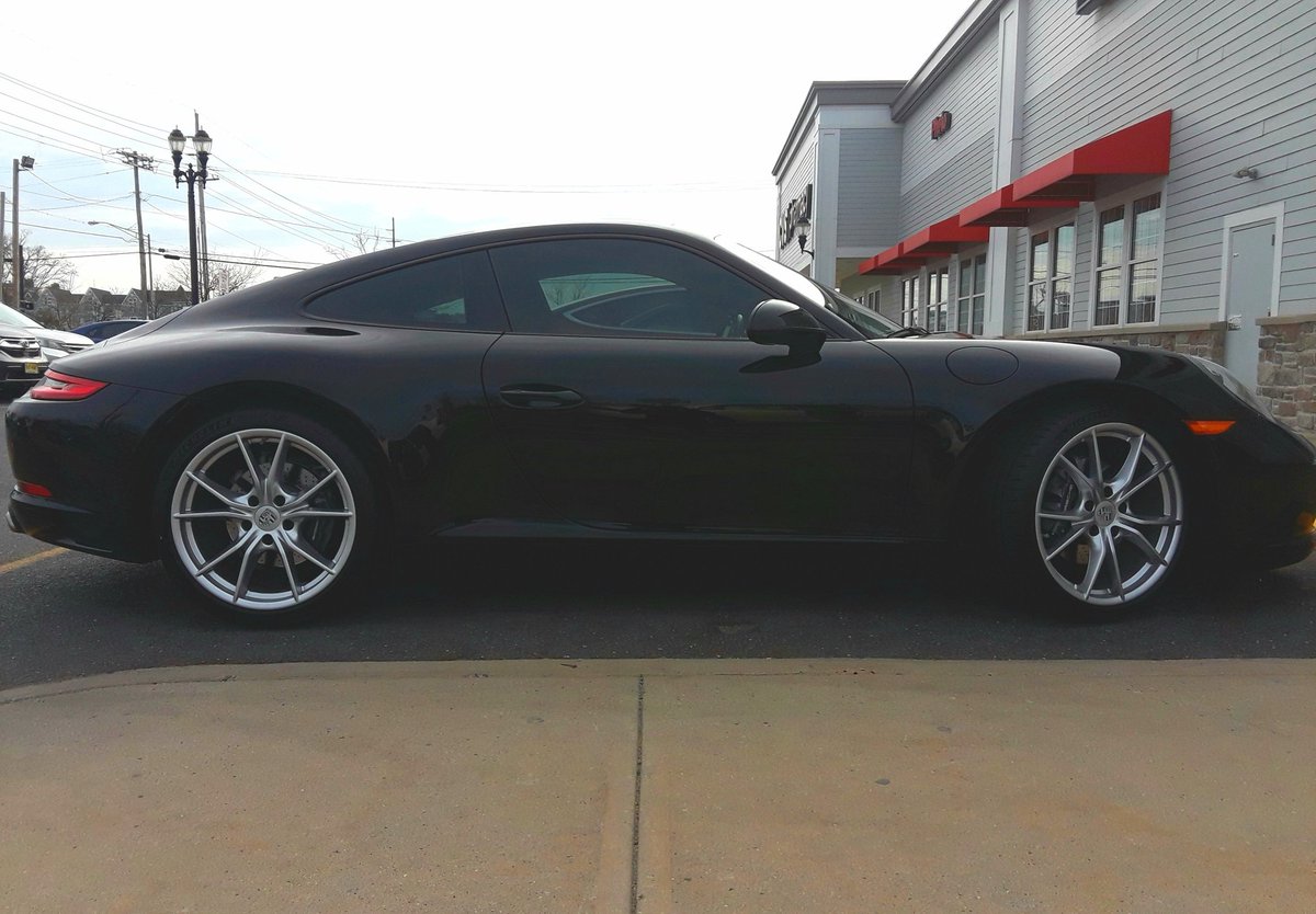 AlwaysElizabeth's tweet photo. 911 Carrera 📷 not a speck of dust on this shiny sex machine, 443 hp top speed 191 mph
3.0-liter twin-turbocharged boxer 6 engine
0 --> 60 3.5 s
I lust after this... #autoporn https://t.co/1hagrNvFC2
