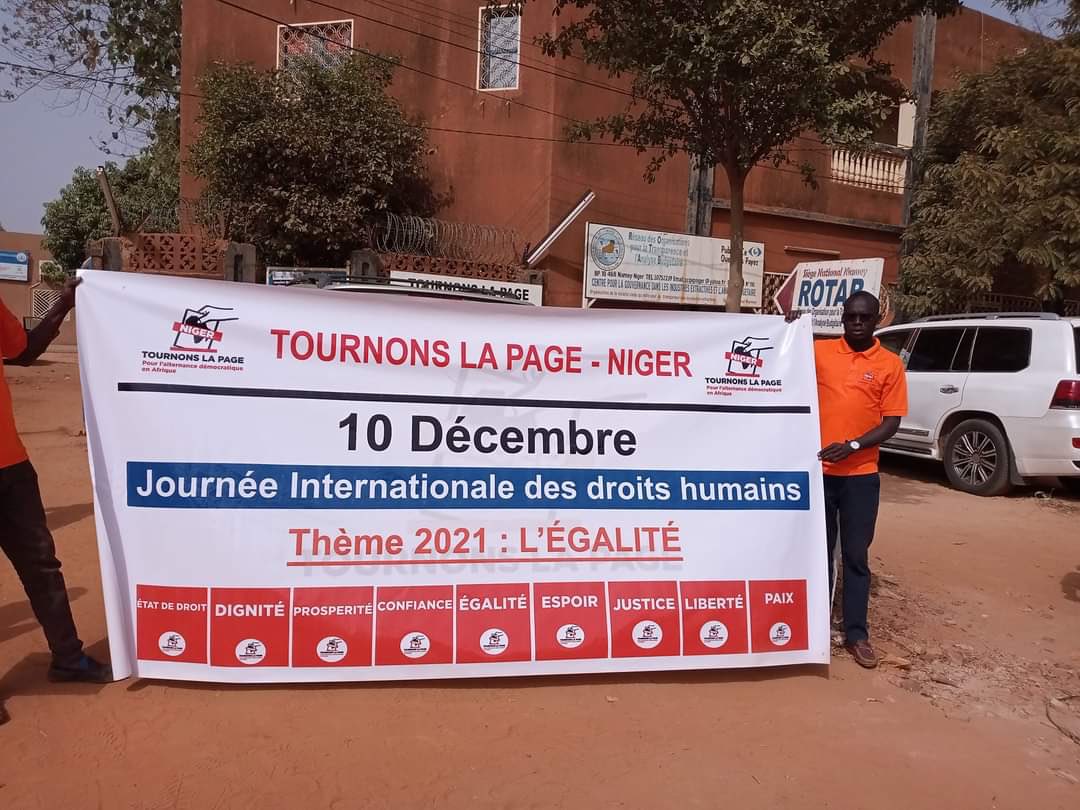 15 membres de <a href="/tlpniger/">TournonsLaPage Niger</a> interpellés aujourd’hui lors de leur caravane sur les droits humains. 4 toujours en garde à vue pour “attroupement illégal”. #HumanRightsDay on célèbre mais voilà ce qui se passe au #Niger. On a plus le droit de manifester <a href="/PresidenceNiger/">Présidence du Niger</a>?